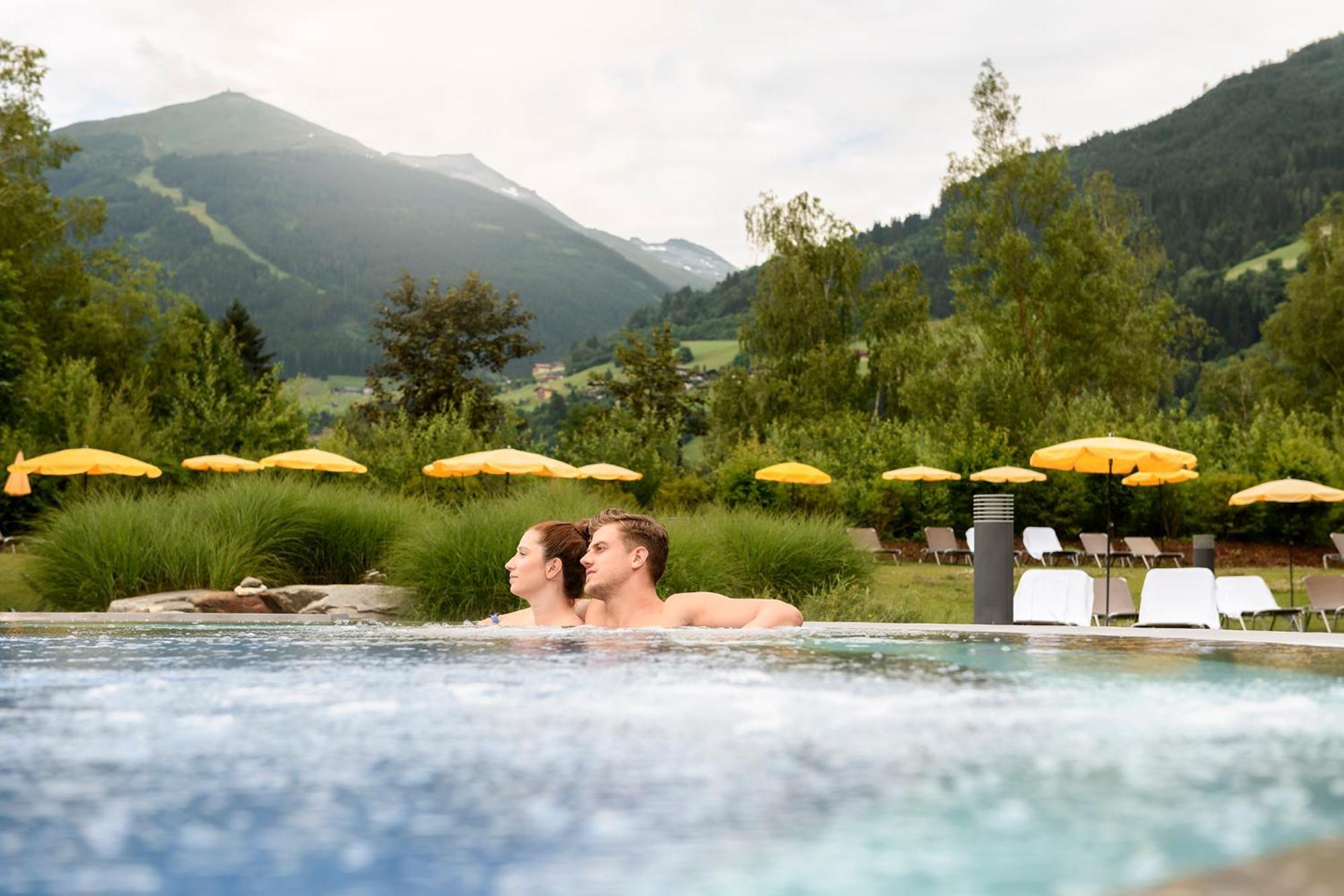 Aktiv- & Gesundheitsresort Das Gxund - Thermeneintritt Inklusive บาดฮอฟกัสไตน์ ภายนอก รูปภาพ